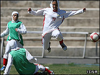 صحنه ای از تمرین تیم ملی فوتبال زنان ایران