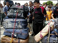 Palestinos cruzam a fronteira com o Egito