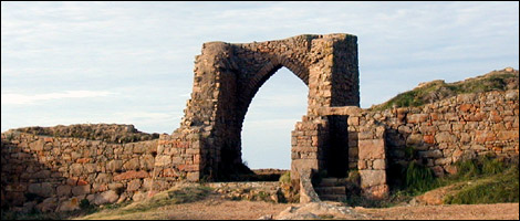Ruined gatehouse of Gronez Fort