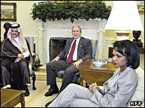 از چپ به راست: سعود الفيصل، بوش و رايس