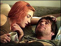 Kate Winslet e Jim Carrey em 'Brilho Eterno', que venceu prêmio