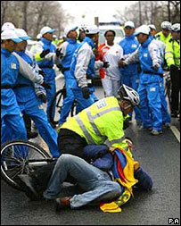 Homem tenta impedir a cerimônia da tocha olímpica em Londres, no domingo, 6/4