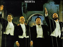 گروه سه تنور: از چپ به راست: دومینگو، کارراس، زوبین مهتا رهبر ارکستر، پاواروتی