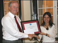 Đại sứ Robert Gordon và Nguyễn Thùy Dương