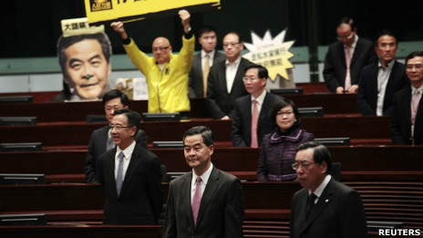 香港「人民力量」議員們在梁振英進入立法會議事堂時示威（16/1/2013）