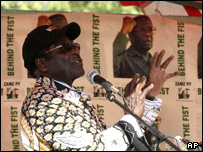 موگابه در گردهمایی انتخاباتی