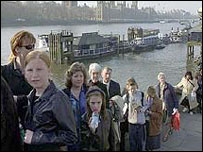 英国人排队的定力和涵养让人佩服