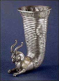 جام نقره ای با سر شير و بدن انسان