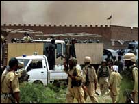 خیبر میں حکومتی اہلکار(فائل فوٹو)