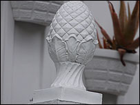 A pineapple 'welcome' plaque