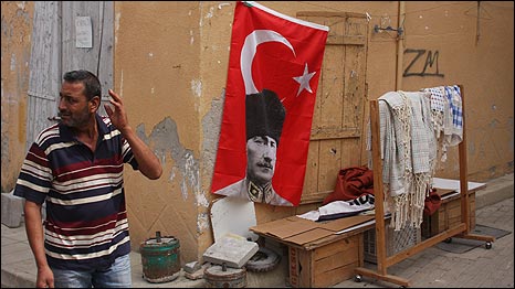 Hombre paseando en Nicosia