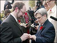 Antony Porcino (vlevo) a Tom Graff uzavírají sňatek ve Vancouveru