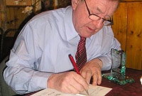 Twynog Davies yn arwyddo ei lyfrau