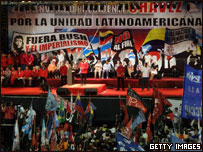 Hugo Chávez no estádio de futebol FerroCarril, em Buenos Aires