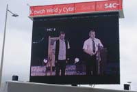 Ar y sgrin fawr ar faes y Steddfod