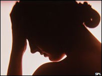 mulher com enxaqueca