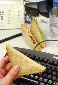 办公桌上吃三明治