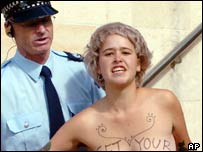 Uma das manifestantes do protesto ao príncipe Charles