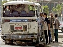 Saldırıya uğramış bir otobüs (Arşiv)