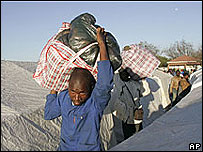 Estrangeiros deixam um campo de refugiados improvisado em Johanesburgo
