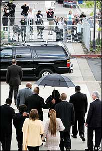 مایکل جکسون در خروج از دادگاه با هواداران پرو پاقرص خود روبرو می شود که تا اينجا خود را رسانده اند