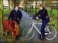 Амстердам полицияси ходимаси(Амстердам полицияси расмий сайтидан олинган сурат)