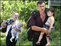 یک خانواده آواره، درحال بازگشت به آبخازیا