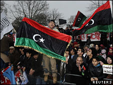 Protestas frente a la embajada libia en Londres