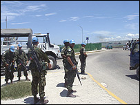 Soldados brasileiros em Porto Príncipe (Fotos: Paulo Cabral)