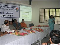 मंच पर बैठे लोग