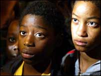 Jovens observam o prefeito de Clichy-sous-Bois, enquanto ele apela pelo fim da violência no subúrbio de Paris