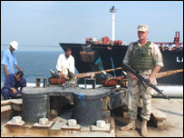 Irak'ta petrol tankeri ve ABD askeri