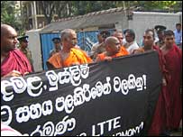 Protesting monks (photo Elmo Fernando)