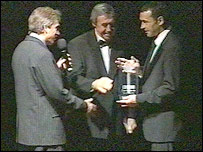 Gordon Banks presents Colin Calderwood's award