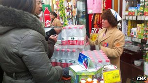 河北邯郸市民在超市抢购矿泉水（中新社图片5/1/2013）