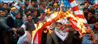 تظاهرات در برابر سفارت سابق آمریکا در تهران، عکس از آرشیو