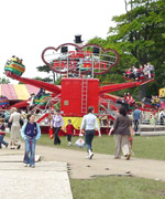 Y ffair yn boblogaidd gyda'r plant a'r bobl ifanc.