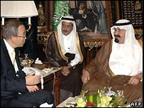 Secretário-geral da ONU, Ban Ki Moon, à esquerda, com o rei Abdullah, à direita