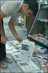 روزنامه روزگار - عکس از نيما افشار نادری