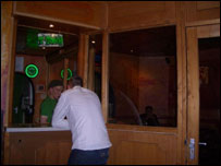 Cabine para fumantes no Trenchtown Cafe