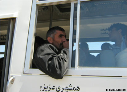  چهره مضطرب یک مهاجر افغان که در داخل اتوبوس در گمرک اسلام قلعه، منتظر سفر به شهر هرات است.