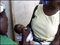 Çocuk felci aşısı uygulanan bir bebek