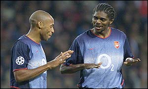 Tierry Henry (vlevo) zažil rasismus při zápase v Eindhovenu