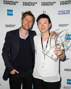 王海震与本届时尚边缘奖主席巴宝莉创意总监贝利在一起