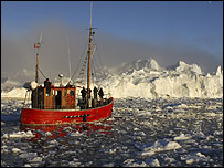 Barco em mar de gelo