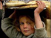 یک دختر افغان در حال حمل نان