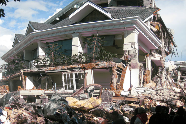 Banyak puing bangunan masih dibiarkan setelah gempa akibat keterbatasan tenaga dan peralatan.