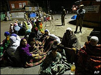 بے گھر لوگ اپنی راتیں کھلے آسمان کے نیچے گزار رہے ہیں