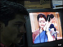 یک مرد افغان در حال تماشای یک سریال هندی در کابل