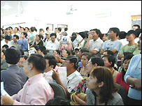 Các nhà đầu tư theo dõi giá cả cuối tháng Bảy - ảnh của VNN